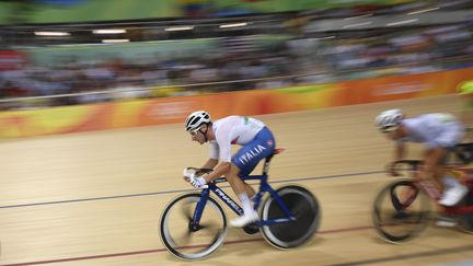 Elia Viviani lors de la course aux points (ERIC FEFERBERG / AFP)