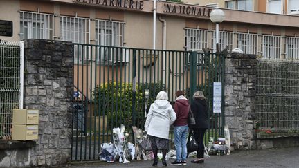 La gendarmerie de Carcassonne (Aude), devant laquelle des habitants ont déposé des fleurs, samedi 24 mars, en hommage au lieutenant-colonel Beltrame. (PASCAL PAVANI / AFP)