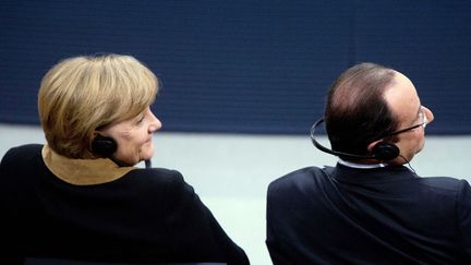 La chanceli&egrave;re allemande Angela Merkel&nbsp;(G) et le pr&eacute;sident fran&ccedil;ais Fran&ccedil;ois Hollande assistent &agrave; une rencontre des parlementaires franco-allemands au Bundestag &agrave; Berlin (Allemagne), le 22 janvier 2013. (MAXPPP)