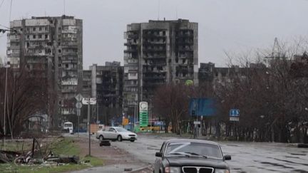 En Ukraine, l’armée russe contrôle la ville de&nbsp;Marioupol.&nbsp;Il y a cependant encore quelques combats, comme le rapporte l’envoyé spécial Luc Lacroix, en duplex de Marioupol, mercredi 13 avril. (France 2)