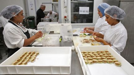 Employés de la chaîne tunisienne de pâtisseries Gourmandise à Tunis, le 5 septembre 2022. (- / AFP)