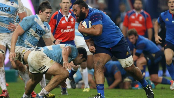 Le pilier fran&ccedil;ais Uini Atonio (en bleu fonc&eacute;) lors du test-match contre l'Argentine, le 22 novembre 2014 au Stade de France (Seine-Saint-Denis). (JEAN CATUFFE / GETTY IMAGES EUROPE)