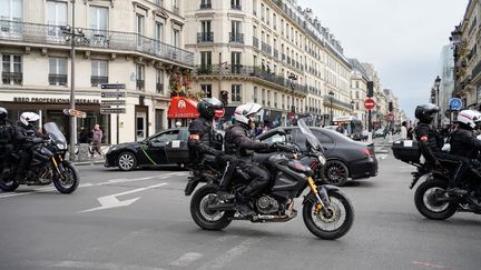 Des policiers de la Brav-M, à Paris, le 14 octobre 2023. (LAURE BOYER / HANS LUCAS / AFP)