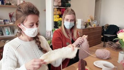 Le tricot revient à la mode.&nbsp;En Bretagne, des passionnés s'initient grâce aux&nbsp;ateliers mais&nbsp;également aux réseaux sociaux où ils partagent leurs créations et inspirations.&nbsp;La période de confinement et couvre-feu est propice aux activités insolites.&nbsp;La journaliste Nabila&nbsp;Taboury&nbsp;fait le point sur le plateau&nbsp;du&nbsp;13 Heures.&nbsp; (FRANCE 2)