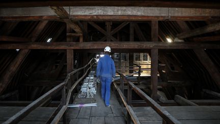 La charpente de la cathédrale Notre-Dame de Paris, le 26 juin 2018, en pleine restauration. (LUDOVIC MARIN / AFP)