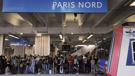 Des personnes patientent &agrave; la station RER gare du Nord, le 4 juillet 2009. (BERTRAND LANGLOIS / AFP)