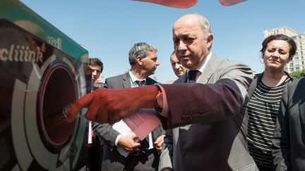  Laurent Fabius, alors ministre des Affaires étrangères,&nbsp;sur le stand de la solution Cliiink au forum Med Cop 21 en juin 2015 (CLEMENT MAHOUDEAU / MAXPPP)