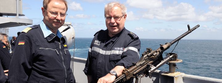 L'amiral Bernard Rogel (à droite), le 23 mai 2013, au large de la Bretagne. (FRED TANNEAU / AFP)