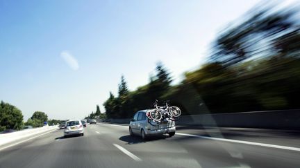 Des voitures circulent sur l'autoroute A7, &agrave; hauteur de Valence (Dr&ocirc;me), lors d'une journ&eacute;e class&eacute;e noire par Bison Fut&eacute;,&nbsp;le 4 ao&ucirc;t 2007. (FRED DUFOUR / AFP)