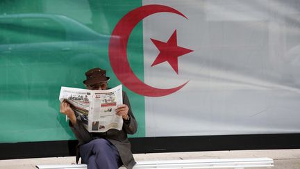 Un&nbsp;homme lit son journal à Alger, le 7 juin 2020. (BILLAL BENSALEM / NURPHOTO)