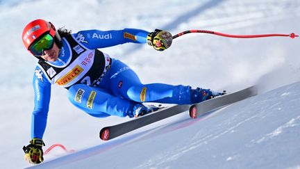 L'Italienne, Federica Brignone, à l'entraînement sur la descente de Cortina d'Ampezzo, le 21 janvier 2022. (JURE MAKOVEC / AFP)