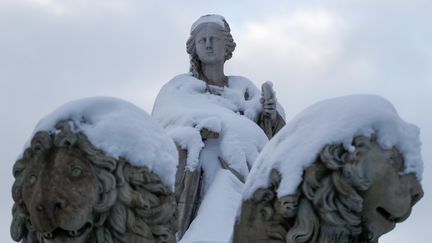 Une statue au sommet de la fontaine de Cybèle, à Madrid, le 10 janvier 2021. (SUSANA VERA / REUTERS)