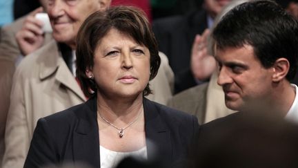 La premi&egrave;re secr&eacute;taire du PS Martine Aubry avec le d&eacute;put&eacute; Ps Manuel Valls &agrave; Paris, le 22 octobre 2011. (JOEL SAGET / AFP)