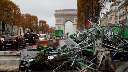 Les Champs-Elysées au lendemain de la manifestation des "gilets jaunes", le 25 novembre 2018. (FRANCOIS GUILLOT / AFP)