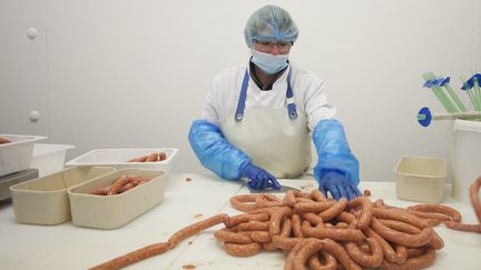 Une salari&eacute;e de l'entreprise Salaisons Clermont, le 18 mai 2015 &agrave; Liffr&eacute; (Ille-et-Vilaine) lors d'une visite du ministre de l'Agriculture, St&eacute;phane Le Foll. (MAXPPP)