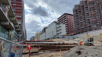 Les grues ont (presque) disparu du chantier du village des athlètes. (EMMA SARANGO / RADIO FRANCE)