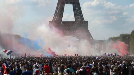 Dès le début du match, des fumigènes envahissent l'air sur le&nbsp;Champ de Mars, à Paris. (JACQUES DEMARTHON / AFP)