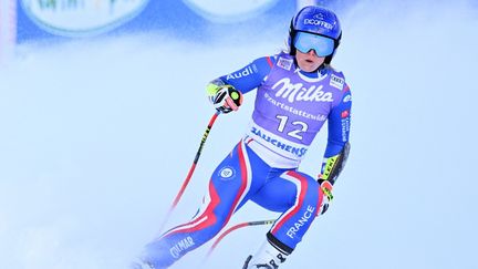 Tessa Worley lors du super-G de Zauchensee (Autriche), le 16 janvier 2022. (JOE KLAMAR / AFP)