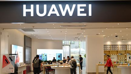 Une boutique Huawei à Shanghaï (Chine). (HECTOR RETAMAL / AFP)