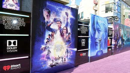 Steven Spielberg revient à la science-fiction et au spectaculaire, ses premières amours, avec "Ready Player One". Ci-contre, les affiches du film à Hollywood, le 26 mars. (KEVIN WINTER / GETTY IMAGES NORTH AMERICA)