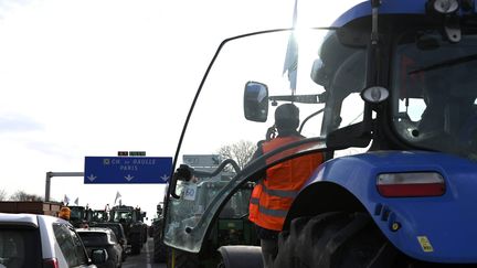 Des agriculteurs sur l'autoroute A1 en direction de Paris, au niveau de Chamant (Oise), le 29 janvier 2024. (MATTHIEU MIRVILLE / AP / SIPA)