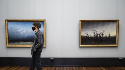 Un visiteur à la Alte Nationalgalerie (anciennement Galerie nationale) à Berlin, après la réouverture au public le 12 mai 2020.&nbsp; (JOHN MACDOUGALL / AFP)