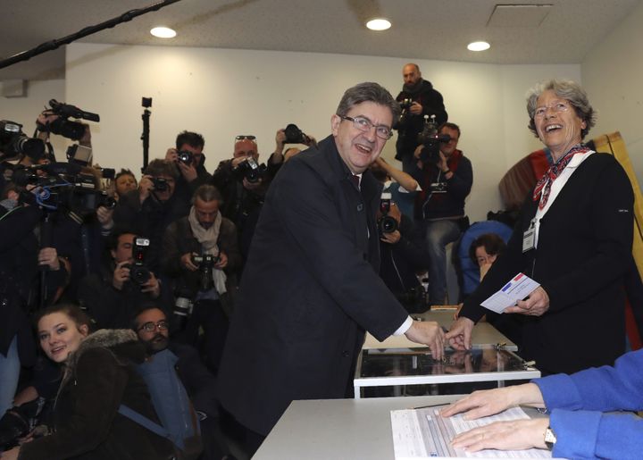 Jean-Luc Mélenchon, le candidat de la France insoumise, vote à Paris, le 23 avril 2017. (JACQUES DEMARTHON / AFP)