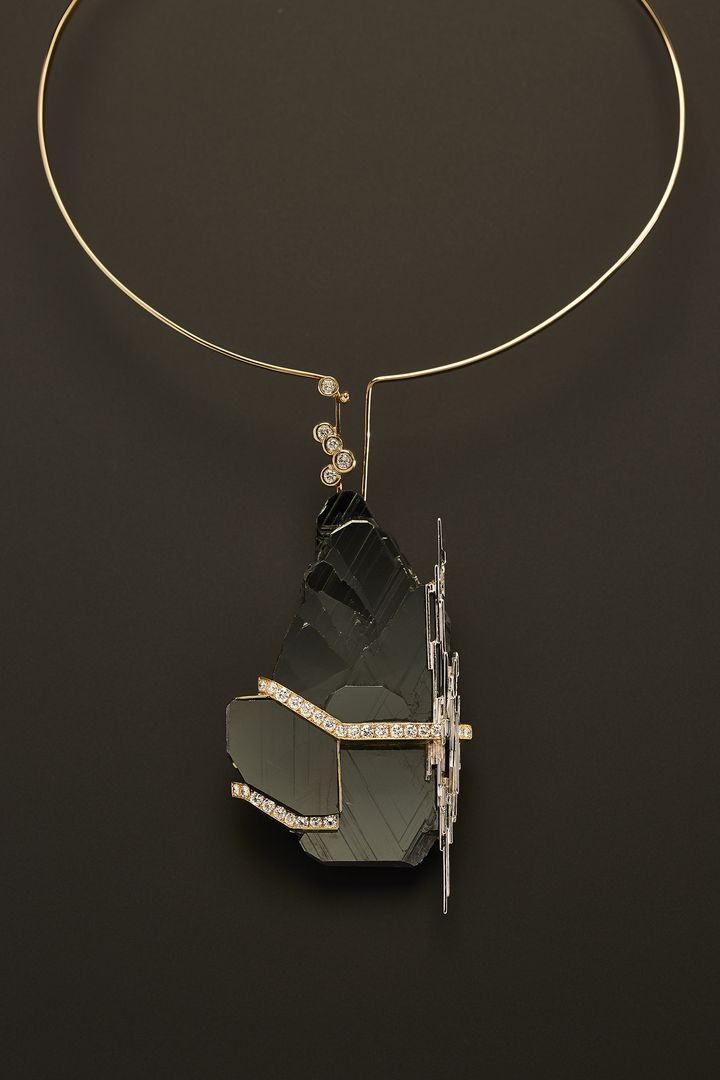 Exposition "Jean Vendome. Artiste Joaillier" à l'Ecole des Arts Joailliers : broche-pendentif, 1995 (Benjamin Chelly)