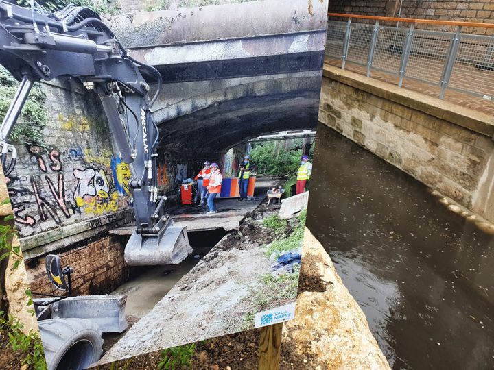 Un panneau montre les travaux qui ont été nécessaires pour rouvrir la Bièvre à l'air libre. (BORIS HALLIER / RADIO FRANCE)