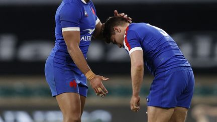 Antoine Dupont réconforté par Teddy Thomas à Twickenham le 13 mars 2021 (ADRIAN DENNIS / AFP)