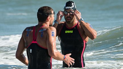 Le Français Axel Reymond (à gauche) et l'Italien Dario Verani, à la fin de l'épreuve du 25 km, interrompue en raison des conditions climatiques, le 20 août 2022 à Ostie (Italie).&nbsp; (VINCENZO PINTO / AFP)