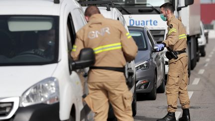 Le Portugal a enregistré cette semaine ces premiers décès. Au 18 mars, le nombre de cas confirmés de Covid-19 était de 642. Des agents contrôlent l'entrée de la ville d'Ovar, au centre du pays, déclarée ville en état de calamité publique.&nbsp; (EPA)