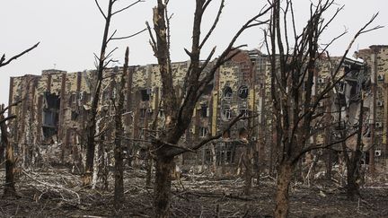 Un immeuble ravag&eacute; par des mois de combats &agrave; l'a&eacute;roport de Donetsk (Ukraine), le 26 f&eacute;vrier 2015. (BAZ RATNER / REUTERS)