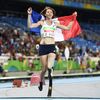 Marie-Amélie Le Fur célèbre sa médaille d'or au 400 m, au stade olympique de Rio, le 12 septembre 2016. (CHRISTOPHE SIMON / AFP)