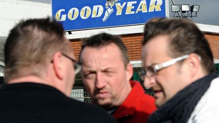 Des salari&eacute;s de l'usine Goodyear d'Amiens (Somme), dont le d&eacute;l&eacute;gu&eacute; syndical CGT Micka&euml;l Wamen (&agrave; dr.), &agrave; la sortie de leur entreprise le 7 f&eacute;vrier 2013. (PHILIPPE HUGUEN / AFP)