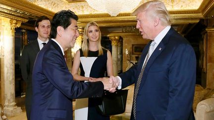 Au premier plan, le Premier ministre japonais Shinzo Abe et le président-élu Donald Trump, le 17 novembre 2016. Ils sont entourés d'Ivanka Trump et de son mari Jared Kushner.  (HO/CABINET SECRETARIAT/AFP)