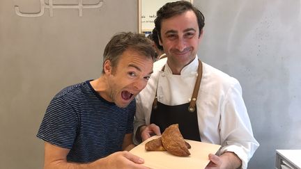 Jean-François Foucher et Jonathan Lambert et les chaussons aux pommes croustillants.&nbsp; (Laurent Mariotte / Radio France)