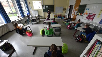 Une classe dans laquelle les bureaux sont espacés pour respecter les règles de distanciation, en Allemagne (illustration). (CHRISTOF STACHE / AFP)