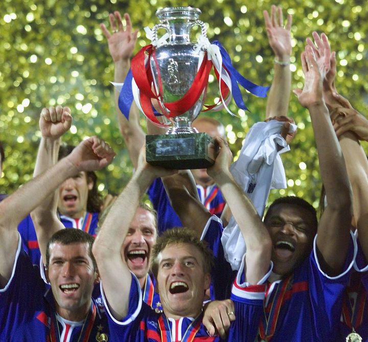 Le capitaine de l'&eacute;quipe de France de football, Didier Deschamps, soul&egrave;ve la Coupe d'Europe apr&egrave;s la victoire des Bleus face &agrave; l'Italie (2-1 a.p.), le 8 juillet 2012 &agrave; Rotterdam (Pays-Bas). (PHILIPPE HUGUEN / AFP PHOTO)