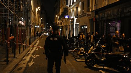 Un policier dans le quartier de l'Opéra, dans le 2e arrondissement de Paris, le 12 mai 2018, après un attentat au couteau. (ANTHONY DEPERRAZ / CROWDSPARK / AFP)