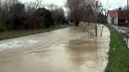 La moitie du village de Polincove s'est retrouvée les pieds dans l'eau... (29/11/2009) (Images France 3 Lille pour France 2)