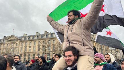 Des centaines de Syriens se sont rassemblés place de la République à Paris le 8 décembre 2024. (ANNE-LYVIA TOLLINCHI / RADIO FRANCE)