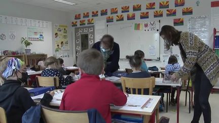 Un nouveau protocole sanitaire a été mis en place lundi 3 janvier.&nbsp;Dès l'apparition d'un cas positif dans une classe, tous les élèves devront se faire tester plusieurs fois. (CAPTURE ECRAN FRANCE 2)