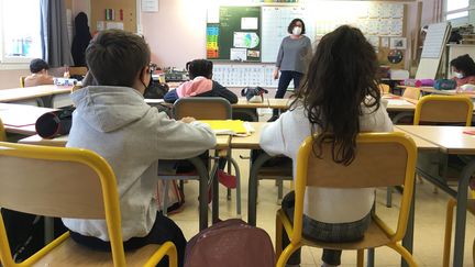 Des élèves de CP de l'école Simone-Veil de La Rochelle (Charente-Maritime), le 10 janvier 2022. (LISE DUSSAUT / RADIO FRANCE)