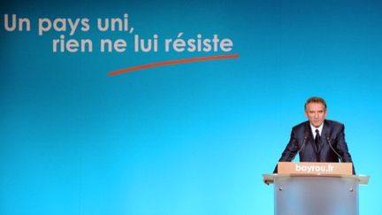 François Bayrou passe de l'orange au bleu (DENIS CHARLET / AFP)