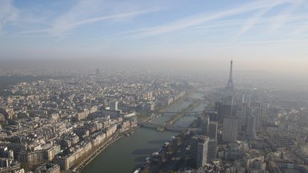 Vue de Paris depuis le ballon d'Airparif, le 24 avril 2013. ( MAXPPP)