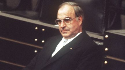 Helmut Kohl, au soir de son &eacute;lection &agrave; la Chancellerie, le 1er octobre 1982, &agrave; Bonn (Allemagne de l'Ouest).&nbsp; (MARTIN ATHENSTIDT / DPA)