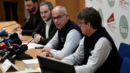 Le président de la FNSEA, Arnaud Rousseau (au centre), et celui des Jeunes Agriculteurs, Arnaud Gaillot (à gauche), à Paris, le 1er février 2024. (STEPHANE DE SAKUTIN / AFP)