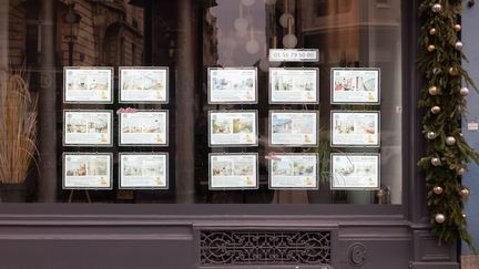 Des annonces de logements à vendre ou à louer sont affichés sur la vitrine d'une agence immobilière à Paris, le 3 décembre 2022. (ALEXIS SCIARD / MAXPPP)