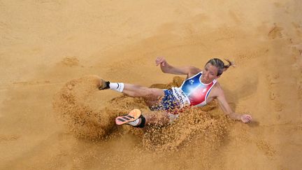 Manon Genest lors de la finale du saut en longeur des Jeux paralympiques, le 1er septembre 2024, au Stade de France à Saint-Denis. (MARTIN BUREAU / AFP)